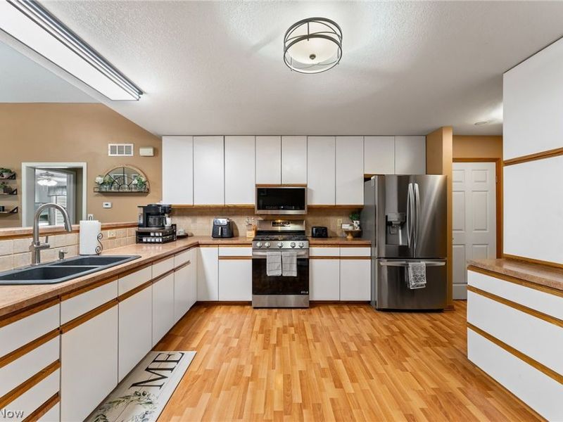 224 Misty Woods Court, Struthers, OH 44471 Photo 7