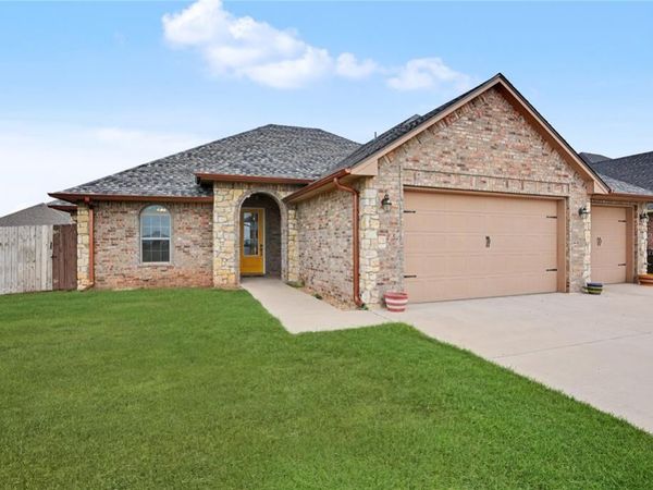 2104 Buffalo Lane, Altus, OK 73521