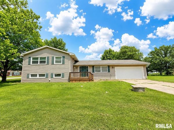 201 McMurtry Drive, Henderson, IL 61439