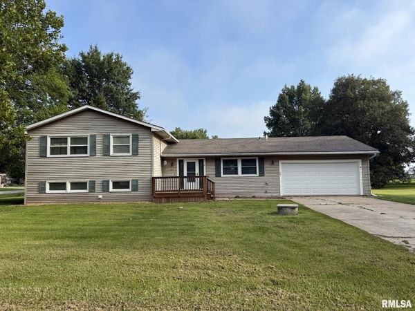 201 McMurtry Drive, Henderson, IL 61439