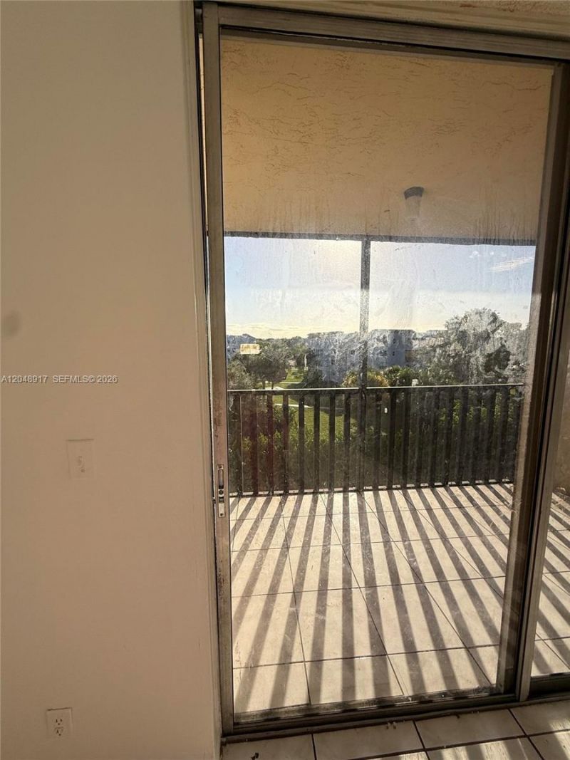 2830 Somerset Dr, Unit 402N, Lauderdale Lakes, FL 33311 Photo