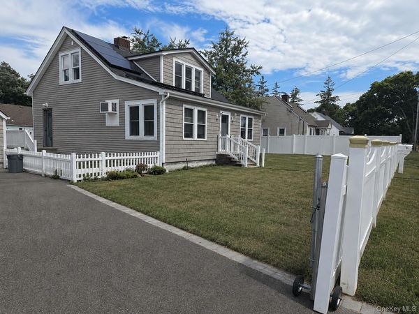 39 Chestnut Street , Wyandanch, NY 11798