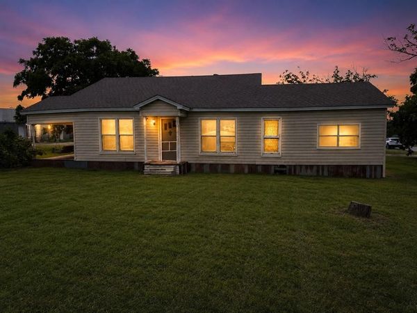 120 S Kennedy Street , Penelope, TX 76676