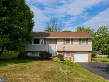 18 MEADOW VIEW DRIVE, LEOLA, PA 17540