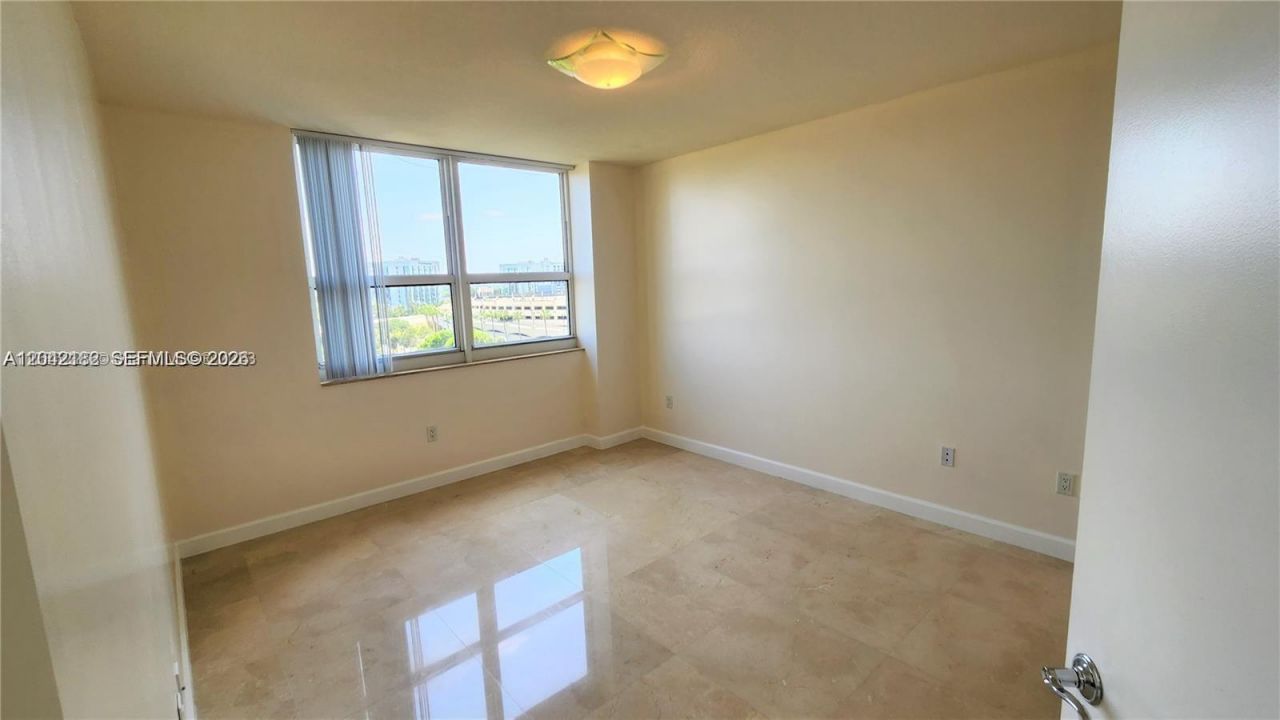 19501 W Country Club Dr, Unit 704, Aventura, FL 33180 Photo
