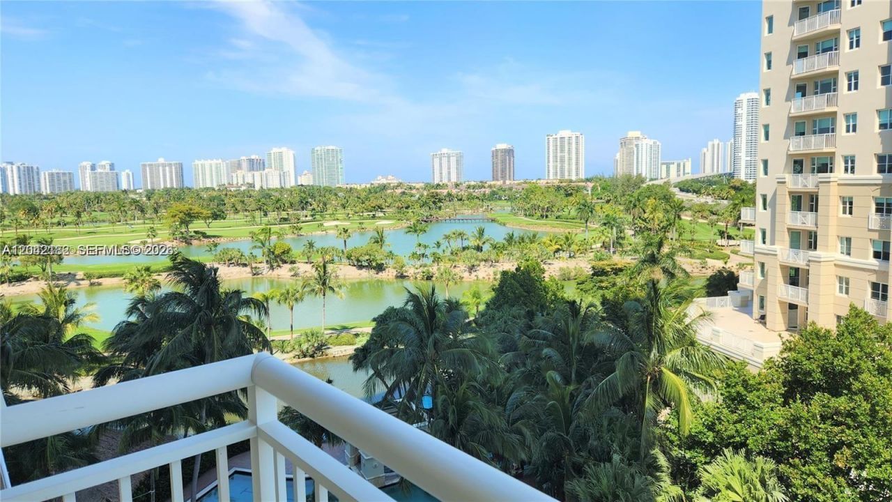 19501 W Country Club Dr, Unit 704, Aventura, FL 33180 Photo
