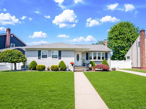 200 Whelan Place , Seaford, NY 11783