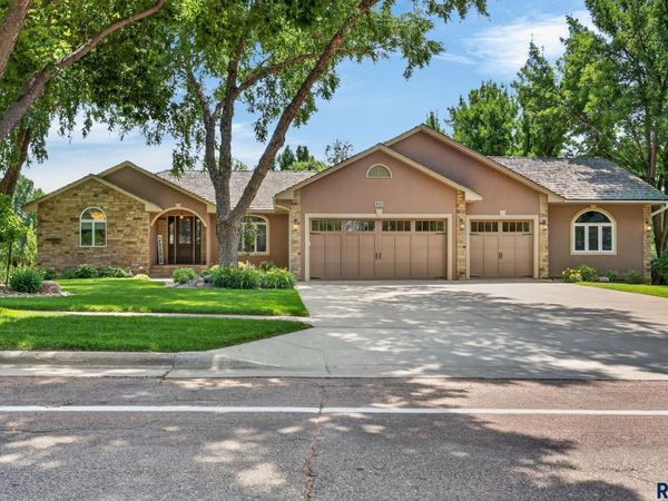 905 W Ralph Rogers Rd, Sioux Falls, SD 57108