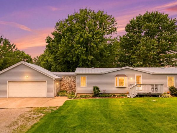 1688 SWEETLAND ACRES, Muscatine, IA 52761