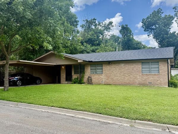 800 Otis ST , Taylor, TX 76574