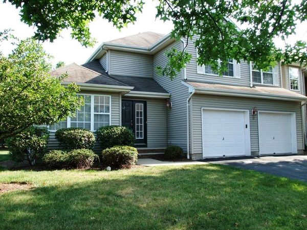 12 Roxiticus Ct, Clinton, NJ 08801