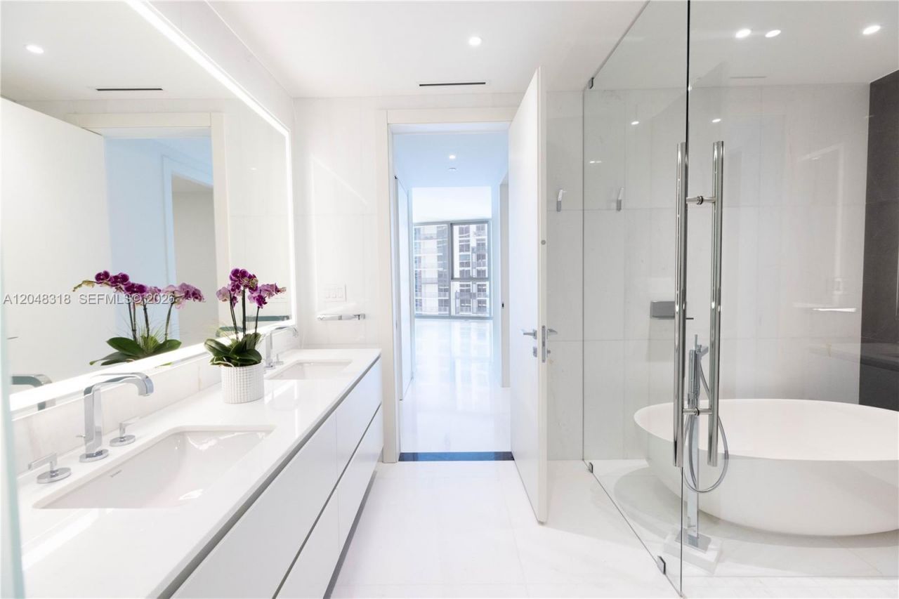 300 Biscayne Boulevard Way , Unit 2702E, Miami, FL 33131 Photo