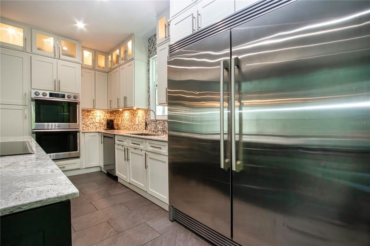 3915 Somerset Drive, Unit 9, Sarasota, FL 34242 Photo