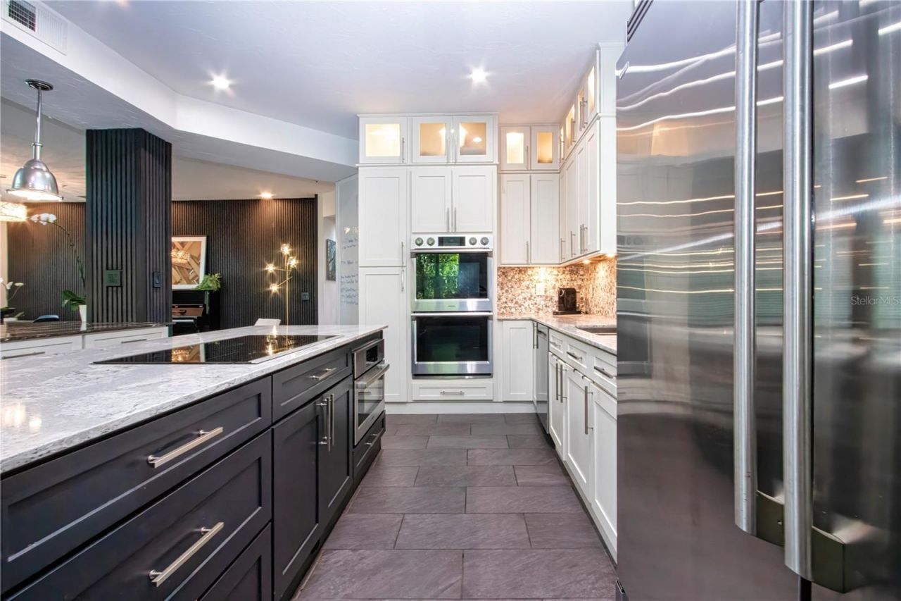3915 Somerset Drive, Unit 9, Sarasota, FL 34242 Photo