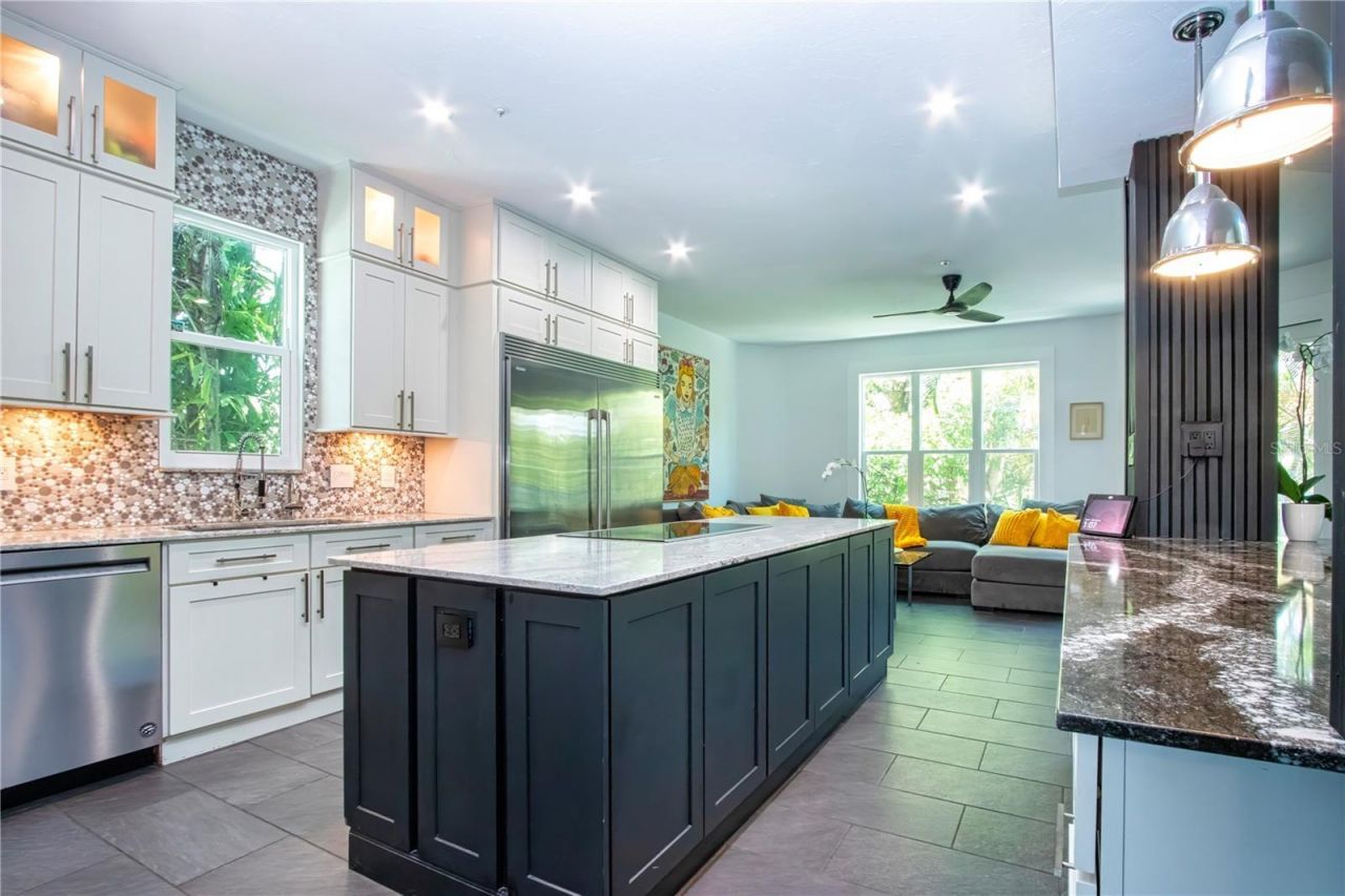 3915 Somerset Drive, Unit 9, Sarasota, FL 34242 Photo