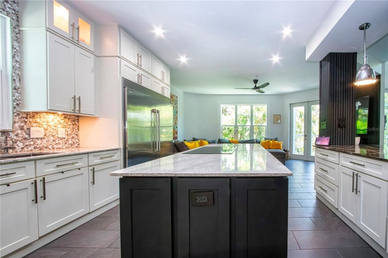 3915 Somerset Drive, Unit 9, Sarasota, FL 34242 Photo