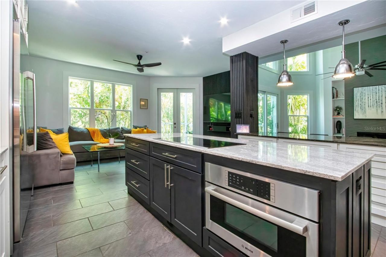 3915 Somerset Drive, Unit 9, Sarasota, FL 34242 Photo