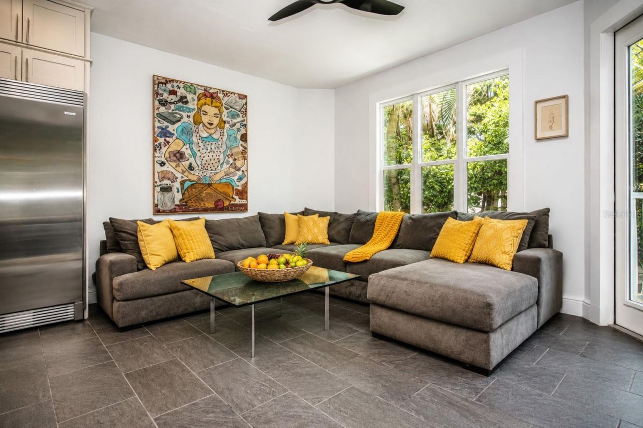 3915 Somerset Drive, Unit 9, Sarasota, FL 34242 Photo