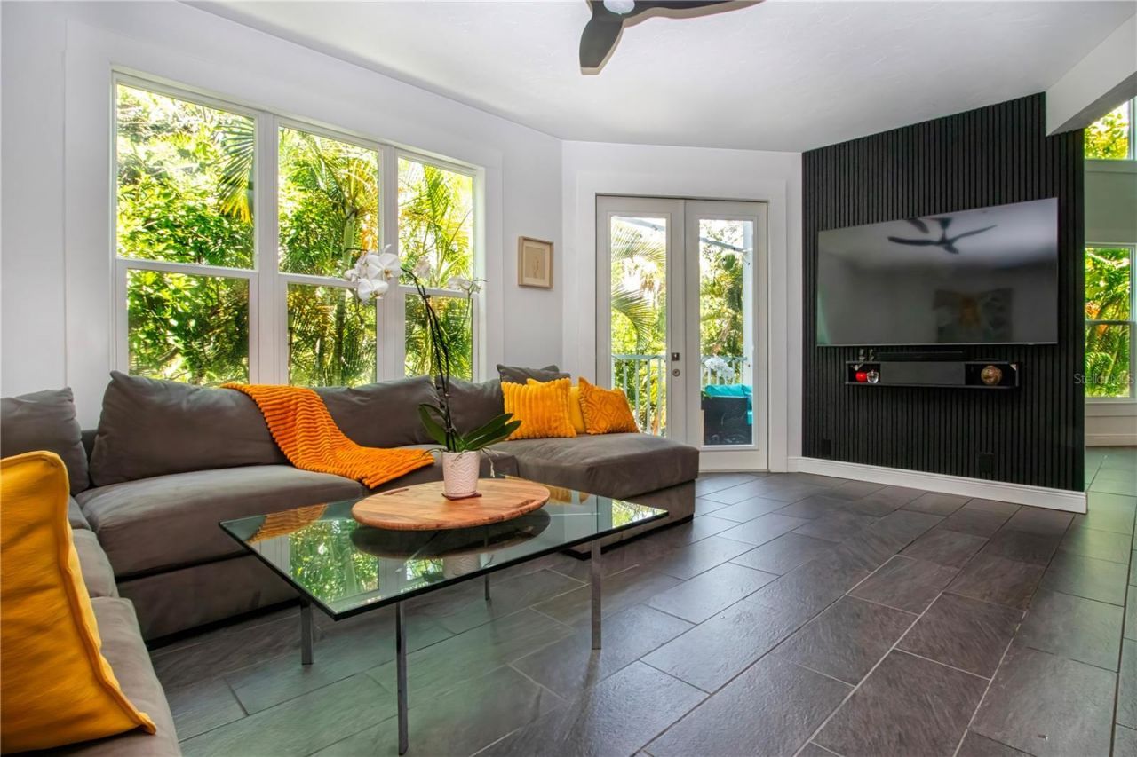 3915 Somerset Drive, Unit 9, Sarasota, FL 34242 Photo