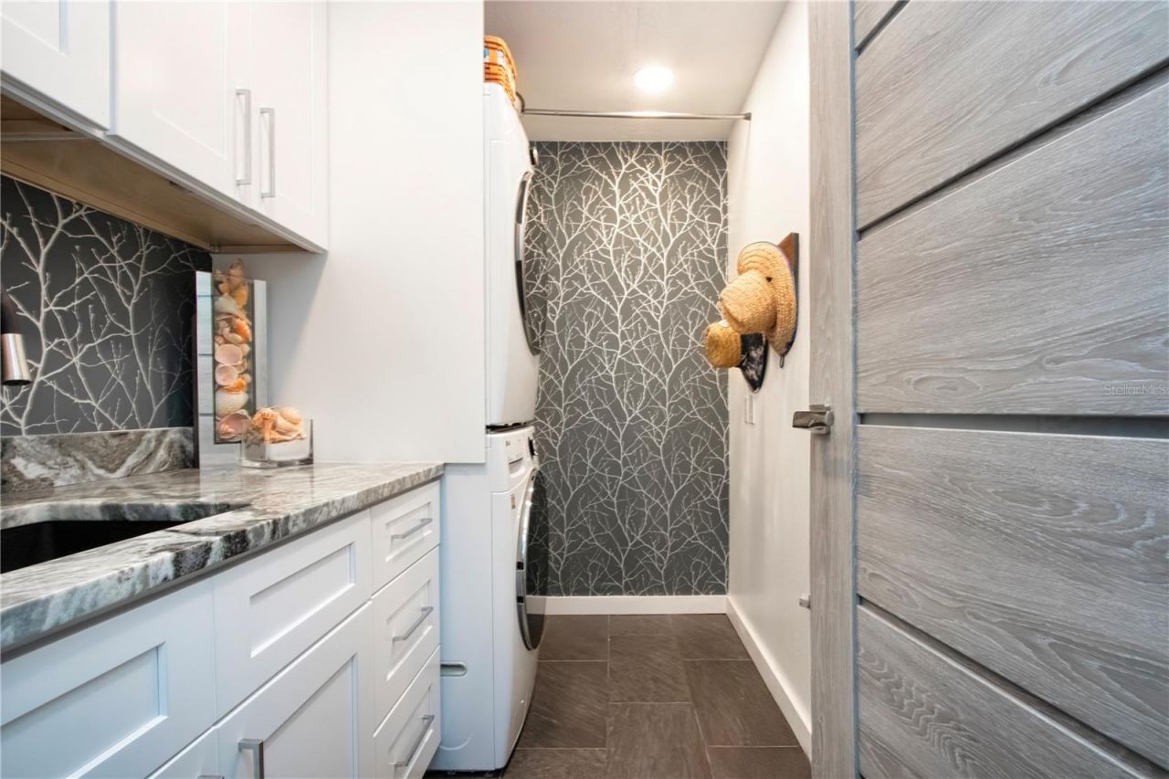3915 Somerset Drive, Unit 9, Sarasota, FL 34242 Photo