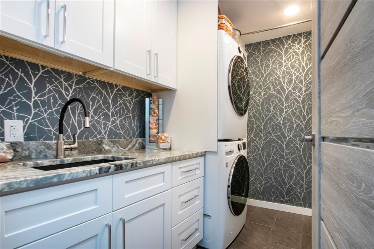 3915 Somerset Drive, Unit 9, Sarasota, FL 34242 Photo