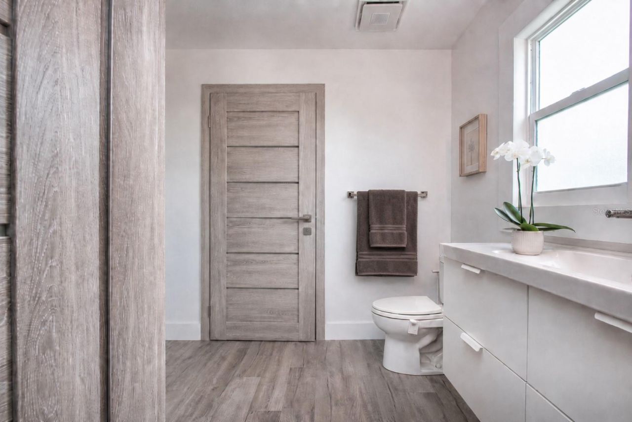 3915 Somerset Drive, Unit 9, Sarasota, FL 34242 Photo
