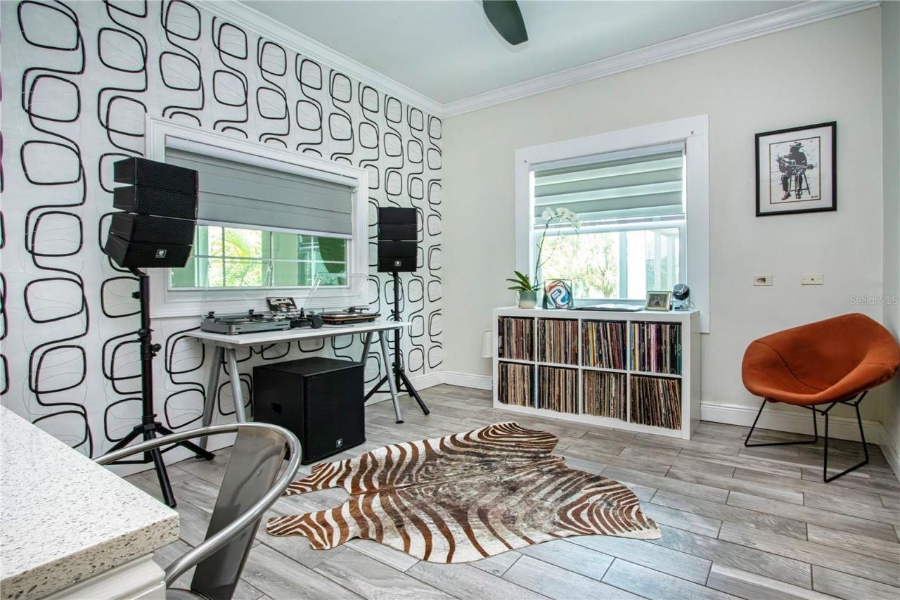 3915 Somerset Drive, Unit 9, Sarasota, FL 34242 Photo