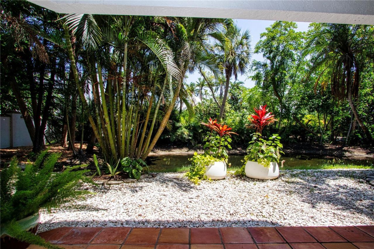 3915 Somerset Drive, Unit 9, Sarasota, FL 34242 Photo