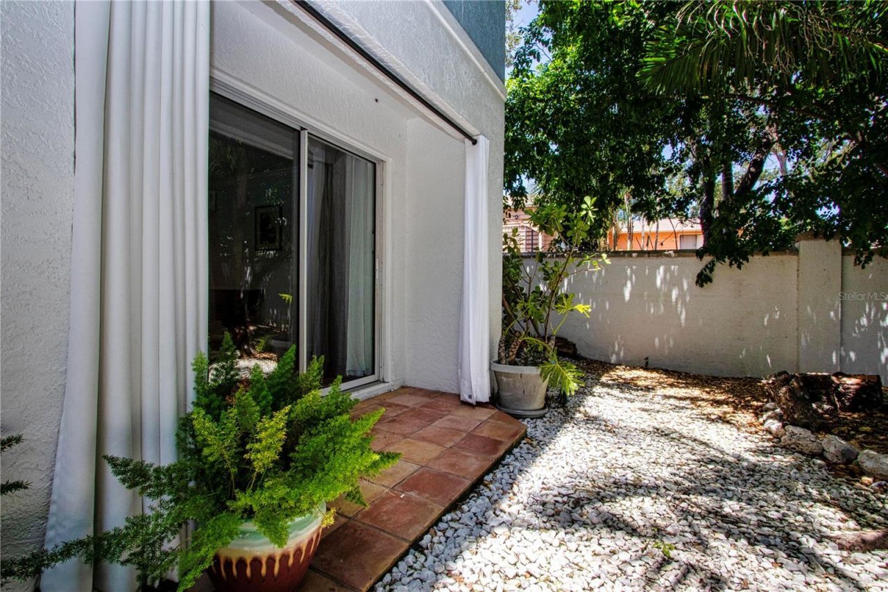 3915 Somerset Drive, Unit 9, Sarasota, FL 34242 Photo