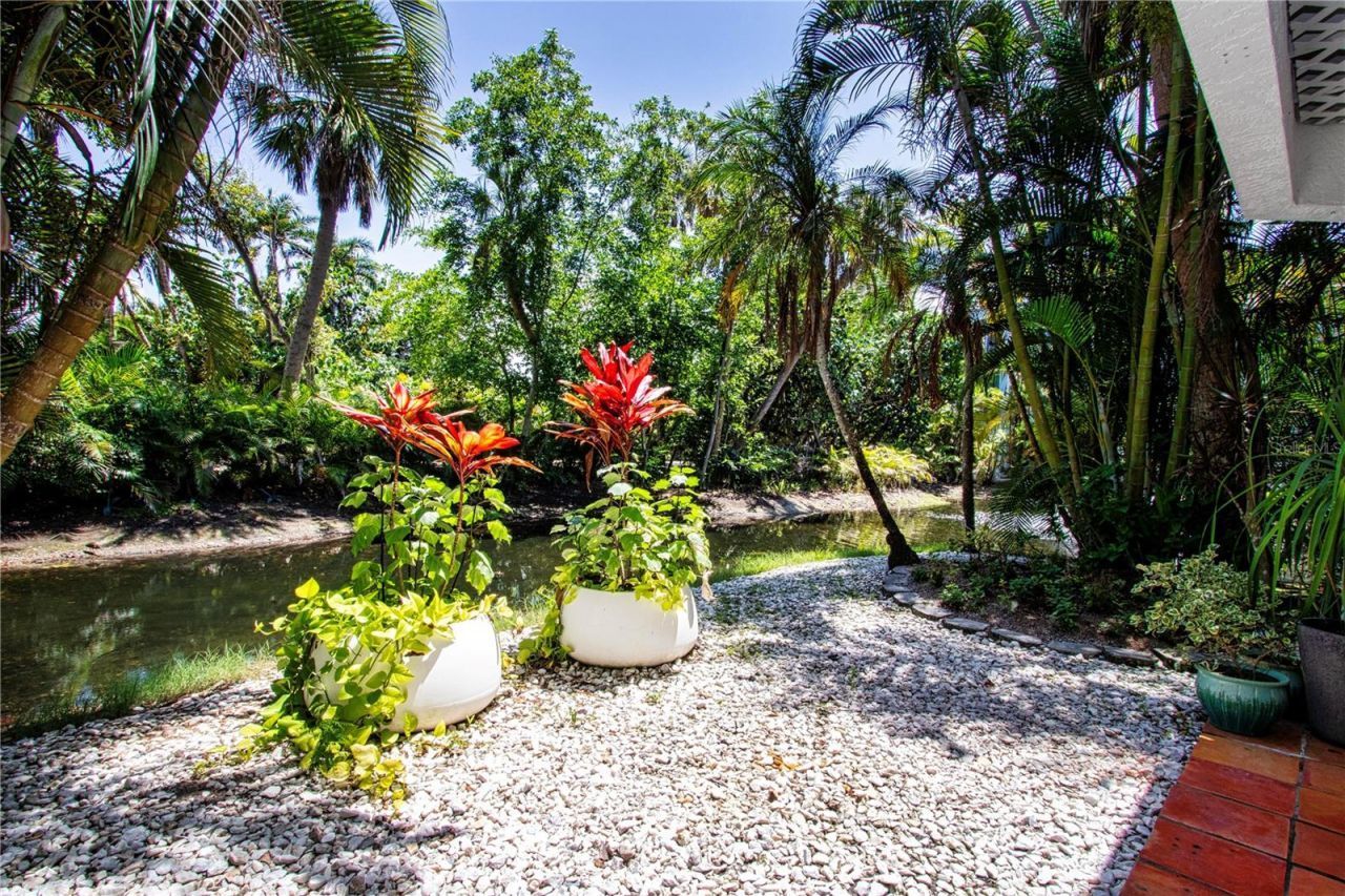 3915 Somerset Drive, Unit 9, Sarasota, FL 34242 Photo