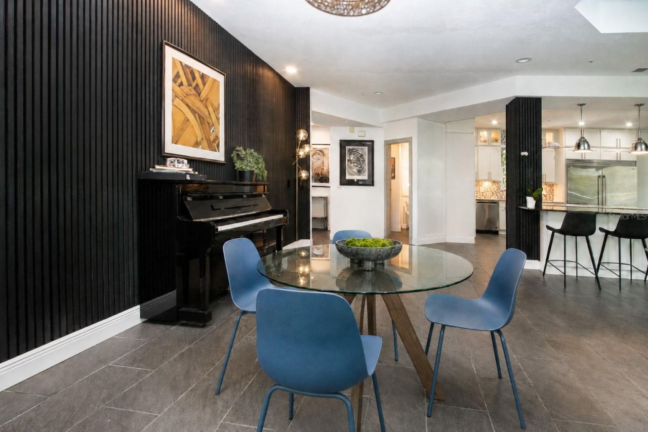 3915 Somerset Drive, Unit 9, Sarasota, FL 34242 Photo