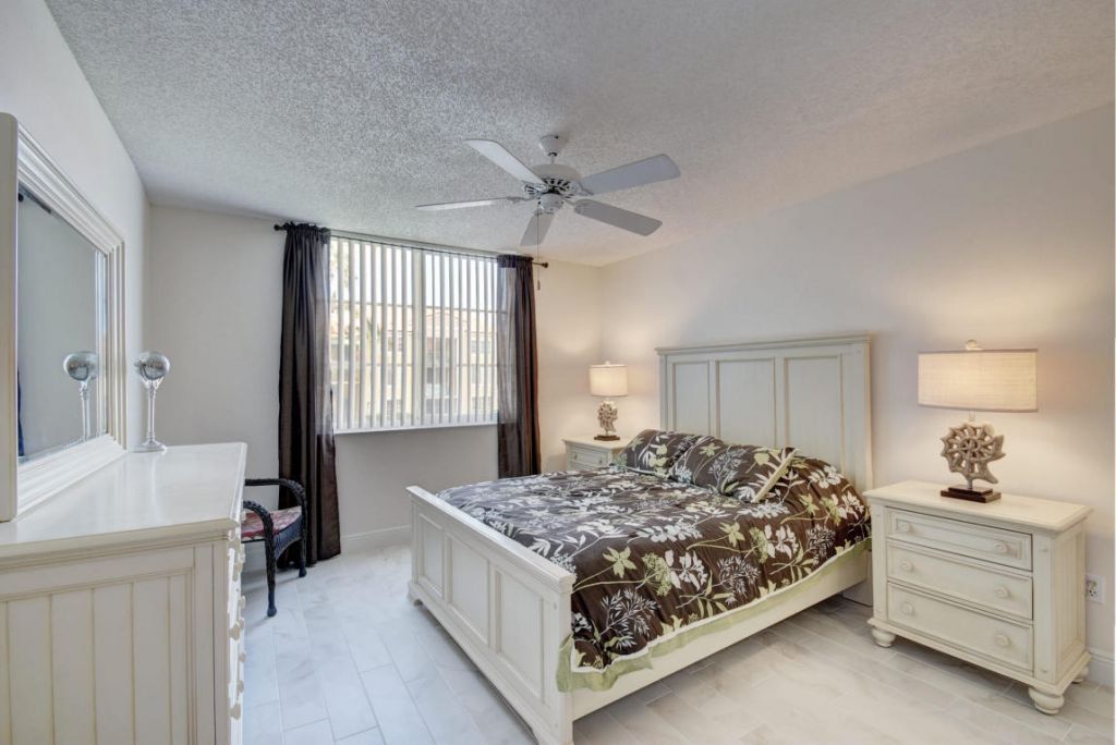 135 Yacht Club Way, Unit 207, Hypoluxo, FL 33462 Photo