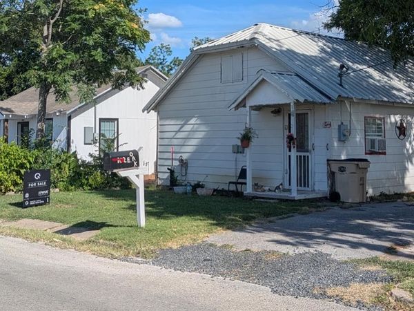 102 E Oak Avenue, Comanche, TX 76442