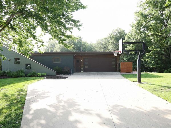 2212 Carbonado Road, Oskaloosa, IA 52577