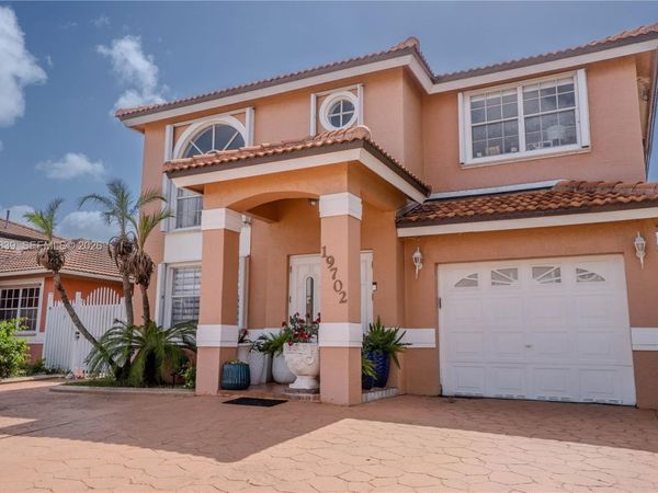19702 NW 84th Pl, Hialeah, FL 33015
