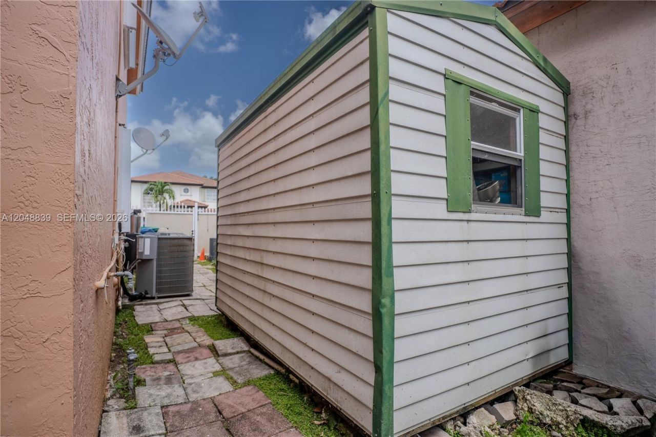 19702 NW 84th Pl, Hialeah, FL 33015 Photo