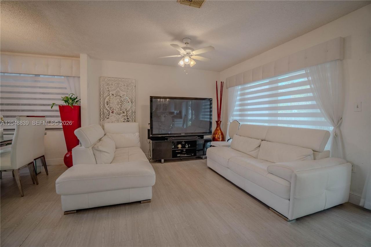 19702 NW 84th Pl, Hialeah, FL 33015 Photo