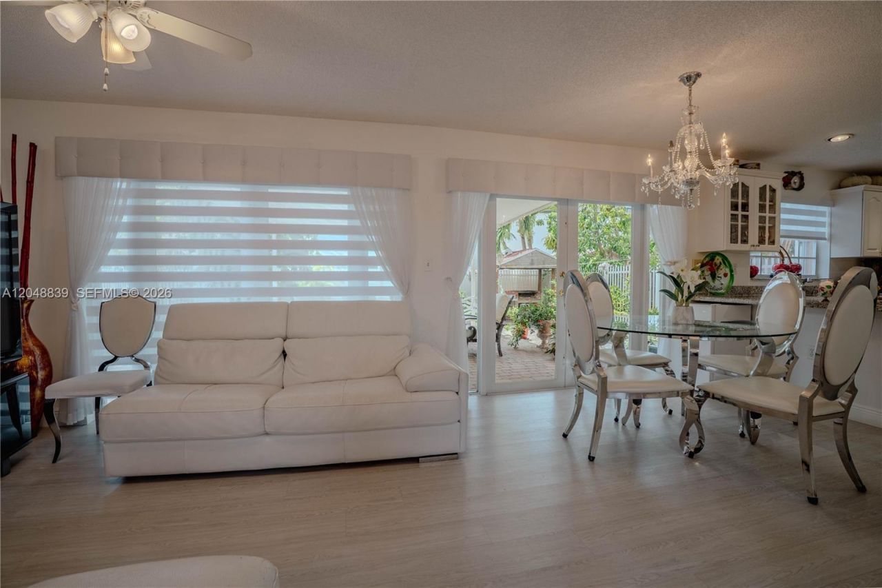 19702 NW 84th Pl, Hialeah, FL 33015 Photo