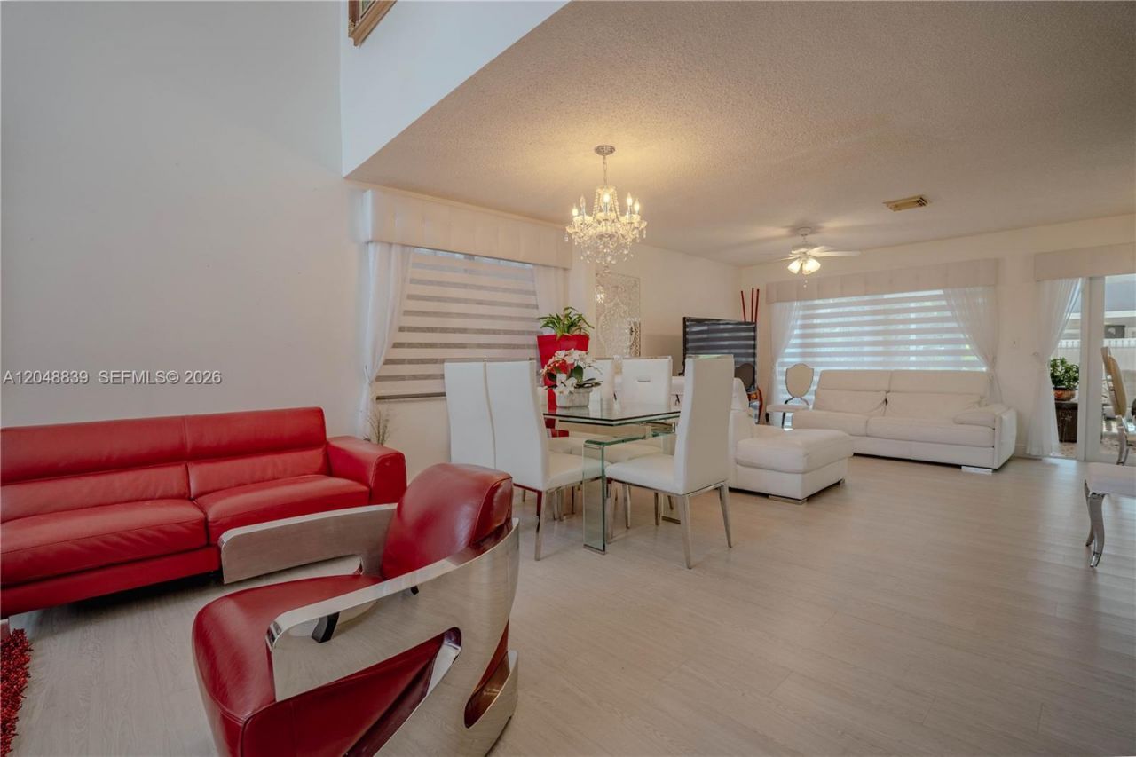 19702 NW 84th Pl, Hialeah, FL 33015 Photo