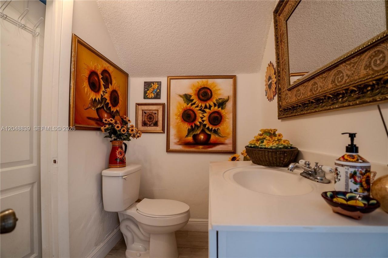 19702 NW 84th Pl, Hialeah, FL 33015 Photo