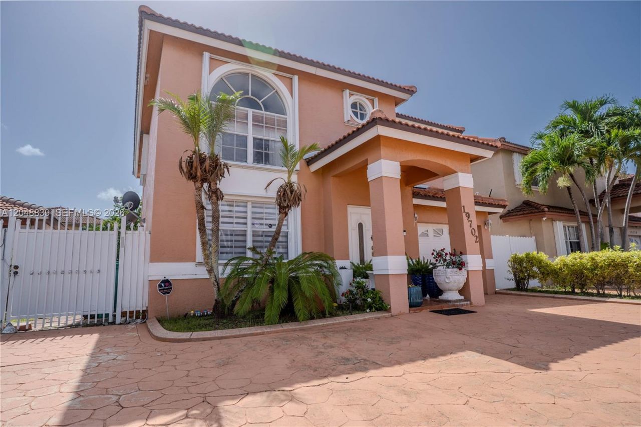19702 NW 84th Pl, Hialeah, FL 33015 Photo