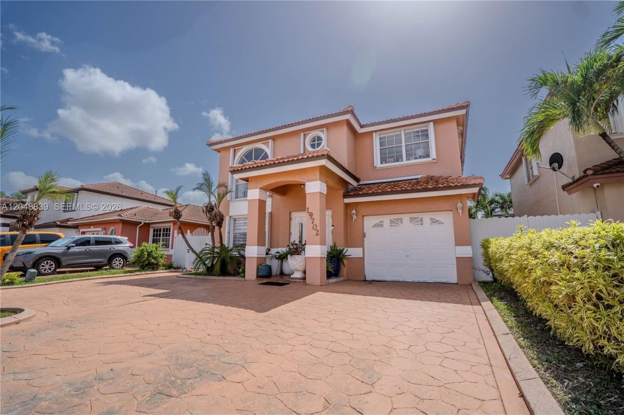 19702 NW 84th Pl, Hialeah, FL 33015 Photo
