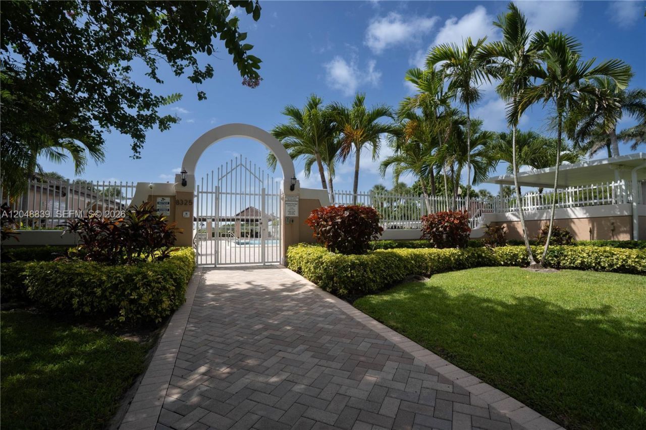 19702 NW 84th Pl, Hialeah, FL 33015 Photo