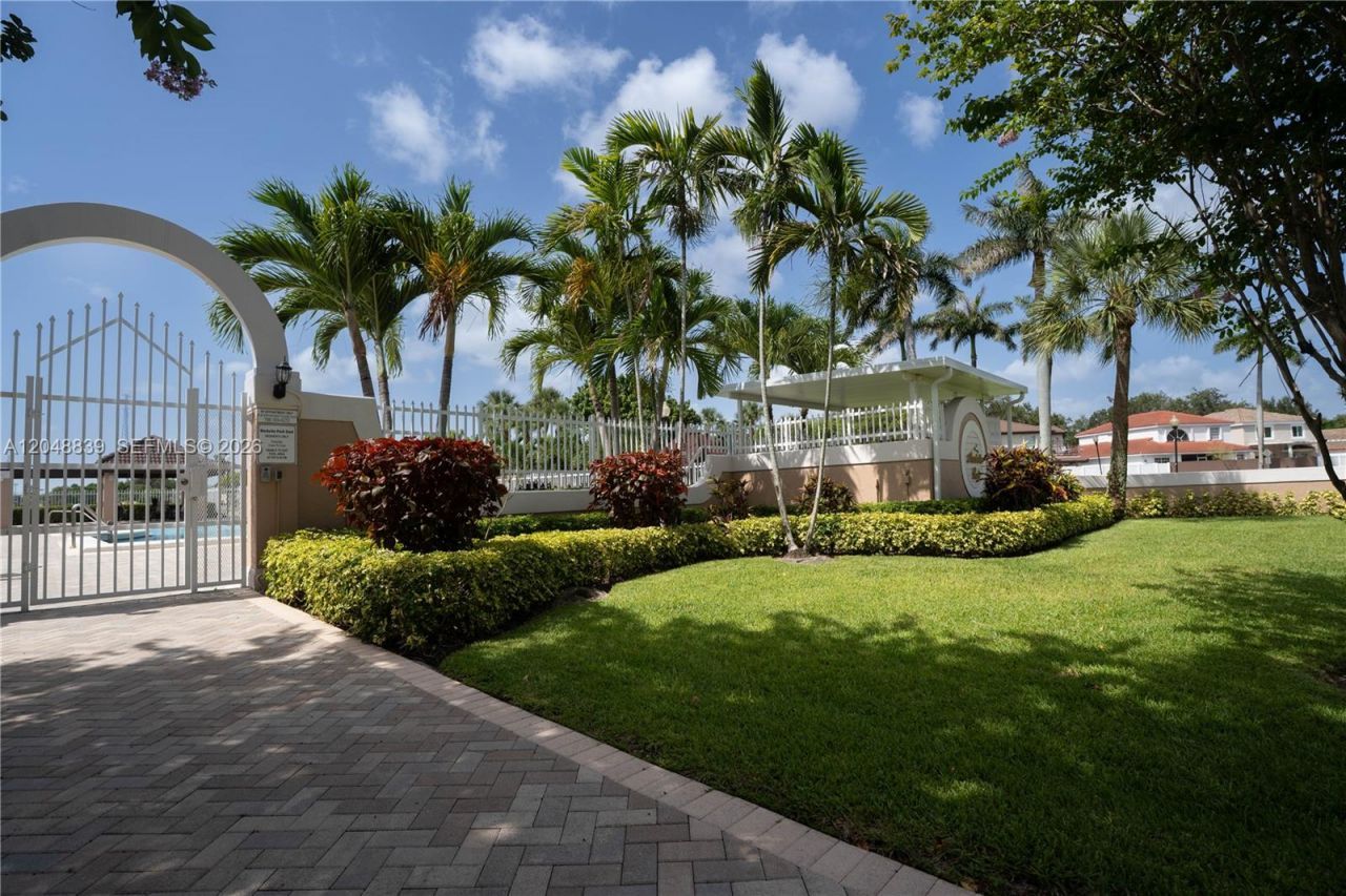 19702 NW 84th Pl, Hialeah, FL 33015 Photo
