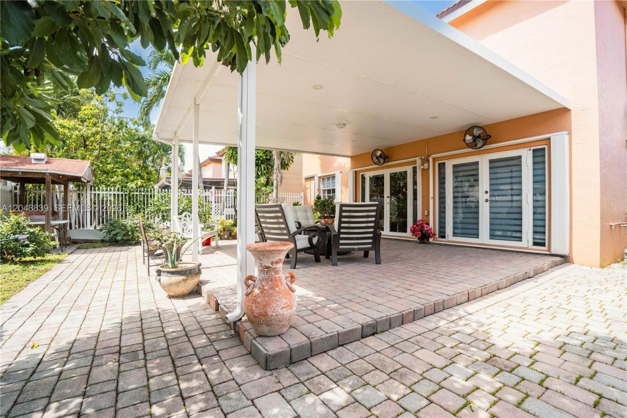 19702 NW 84th Pl, Hialeah, FL 33015 Photo