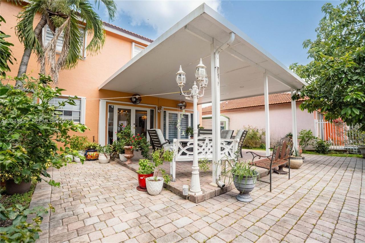 19702 NW 84th Pl, Hialeah, FL 33015 Photo
