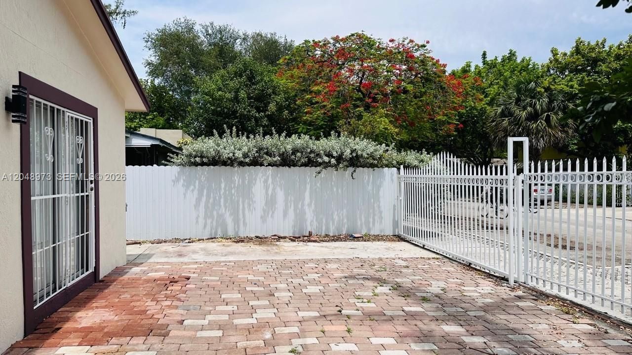 1097 NW 38th St, Miami, FL 33127 Photo