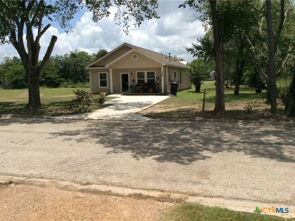106 Center Street , Cuero, TX 77954