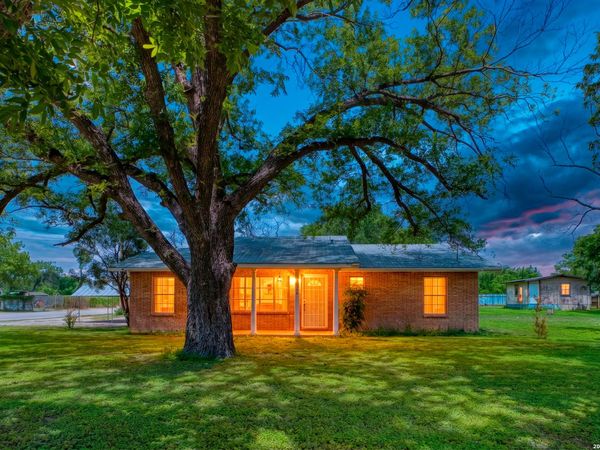 300 S FARRAR, Uvalde, TX 78801