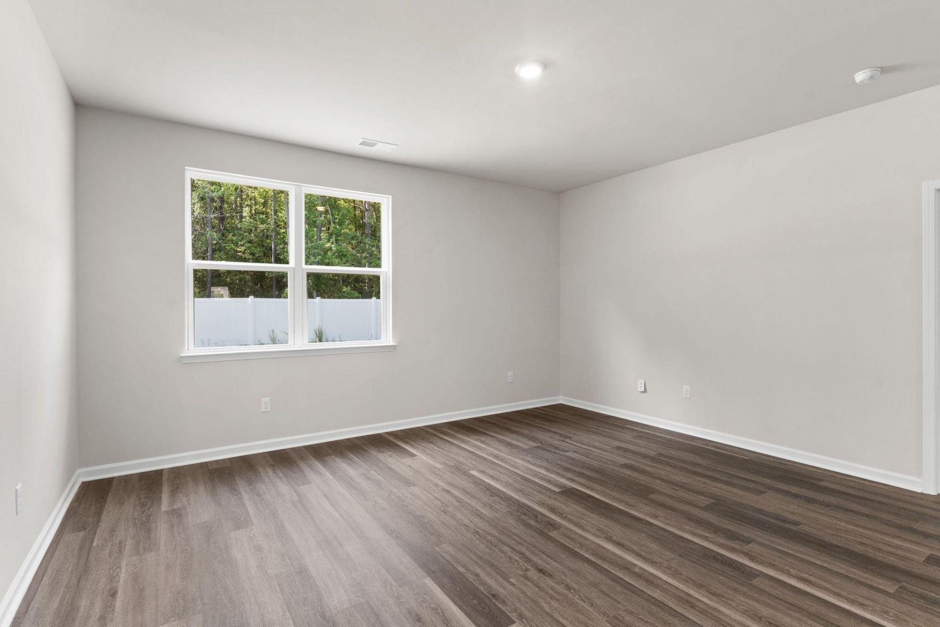 306 Ridley St Photo 9